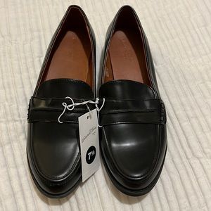 UNIVERSAL THREAD women size 7.5 medium casual black loafer low heel slip-on